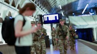 Anggota Garda Nasional AS dari South Carolina membawa senjata saat berpatroli di Metro Center Station, Washington, D.C., Senin (25/8/2025). Patroli ini dilakukan setelah Presiden Trump memerintahkan pengerahan aparat untuk pencegahan kejahatan. REUTERS/Jose Luis Gonzalez 