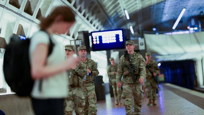 Ibu Kota AS Dijaga Garda Nasional Bersenjata, Bikin Warga Resah Members of the South Carolina National Guard carry firearms as they patrol Metro Center Station during the back-to-school season, weeks after U.S. President Donald Trump ordered National Guard and law enforcement to patrol the nation's capital to assist in crime prevention, in Washington, D.C., U.S., August 25, 2025. REUTERS/Jose Luis Gonzalez REFILE - QUALITY REPEAT