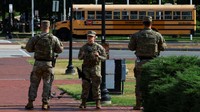 Anggota Garda Nasional AS dari Louisiana membawa pistol saat berpatroli di Union Station, Washington, D.C., Senin (25/8/2025). Kehadiran mereka bagian dari operasi pengendalian kriminalitas yang diperintahkan Trump. REUTERS/Jose Luis Gonzalez 