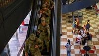 Anggota Garda Nasional AS dari Louisiana dengan senjata di pinggang berpatroli di Union Station, Washington, D.C., Senin (25/8/2025). Patroli ini berlangsung beberapa pekan setelah instruksi langsung dari Presiden Trump. REUTERS/Jose Luis Gonzalez 