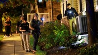 Anggota Garda Nasional AS bersama polisi federal memeriksa lokasi setelah seorang pria ditahan dalam patroli di Marshall Heights, Washington, D.C., Sabtu (23/8/2025). Penangkapan itu terjadi di tengah operasi keamanan besar-besaran yang digelar Trump. REUTERS/Jose Luis Gonzalez 