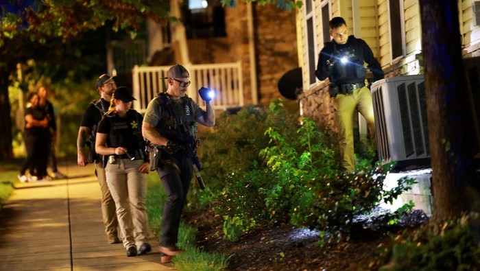 Ibu Kota AS Dijaga Garda Nasional Bersenjata, Bikin Warga Resah Members of the South Carolina National Guard carry firearms as they patrol Metro Center Station during the back-to-school season, weeks after U.S. President Donald Trump ordered National Guard and law enforcement to patrol the nation's capital to assist in crime prevention, in Washington, D.C., U.S., August 25, 2025. REUTERS/Jose Luis Gonzalez REFILE - QUALITY REPEAT