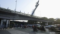 Monumen ini berdiri megah di kawasan Pancoran dan menjadi simbol semangat kedirgantaraan Indonesia. 