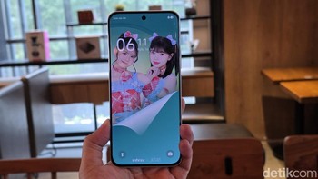 JKT48 menghiasi layar AMOLED berukuran 6,78 inch dengan resolusi 1,5K, refresh rate 144Hz, tingkat kecerahan hingga 4.500 nits, dan fitur Eye Comfort Protection. Foto: Adi Fida Rahman/detikINET