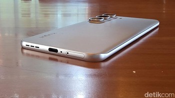 Bagian bawahnya terdapat port USB-C dan speaker. Foto: Adi Fida Rahman/detikINET