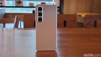 Ini Infinix Hot 60 Pro Plus warna Titanium Silver yang terlihat premium. Foto: Adi Fida Rahman/detikINET