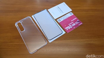 Tidak ketinggalan case transparan, tempered glass, kartu perdana Smartfren dan kartu petunjuk dberikan. Foto: Adi Fida Rahman/detikINET