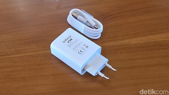 Dalam paket pembelian diberikan adaptor charger 45W dan kabel data, Foto: Adi Fida Rahman/detikINET