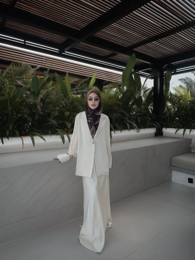 Inspirasi gaya hijab dan rok.