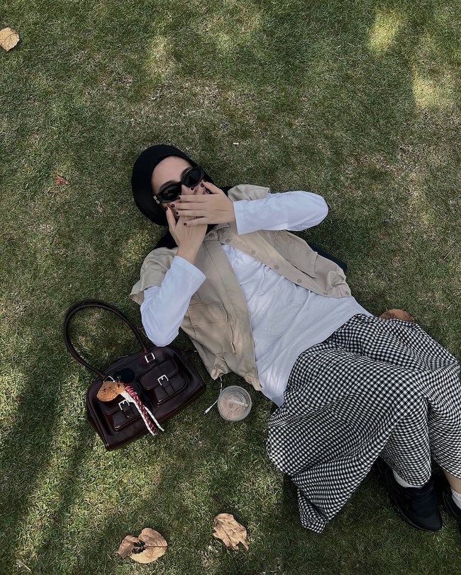 Inspirasi gaya padu padan hijab dengan rok ala Helmi Nursifah.