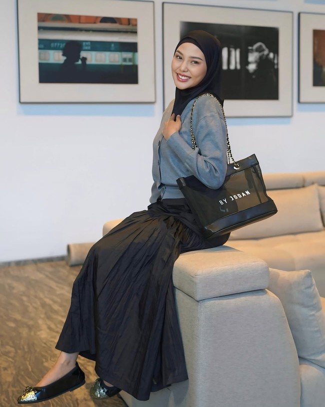 Inspirasi padu padan hijab kasual dengan rok hitam.