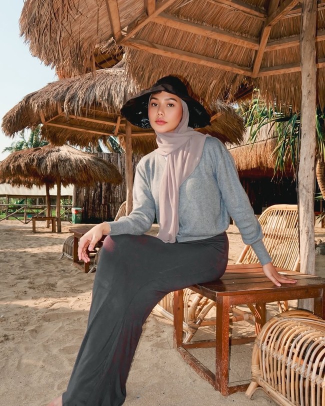 Inspirasi padu padan hijab kasual dengan rok hitam.