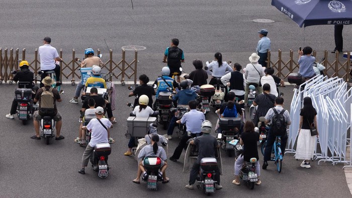 Instalasi Bunga dan Penjagaan Ketat Sambut 80 Tahun Berakhirnya Perang Dunia II di Beijing Suasana ibu kota Tiongkok mulai dipenuhi simbol peringatan jelang perayaan 80 tahun berakhirnya Perang Dunia II. Di berbagai sudut kota, instalasi bunga besar dipasang sebagai penghormatan atas momen bersejarah tersebut, sementara aparat keamanan meningkatkan penjagaan di sejumlah titik vital. REUTERS/Maxim Shemetov