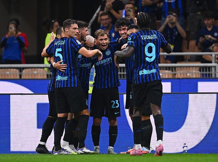 MILAN, ITALY - AUGUST 25: Alessandro Bastoni of FC Internazionale celebrates with teammates after scoring their teams first goal during the Serie A match between FC Internazionale and Torino FC at Giuseppe Meazza Stadium on August 25, 2025 in Milan, Italy. (Photo by Mattia Ozbot - Inter/Inter via Getty Images)