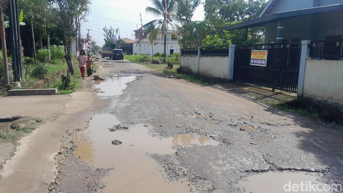 Jalan rusak dan berlubang di Kampung Serang yang belum diperbaiki