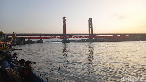 Jembatan Sungai Musi saat senja dilihat dari Kedai Sedolor Mancing Palembang.