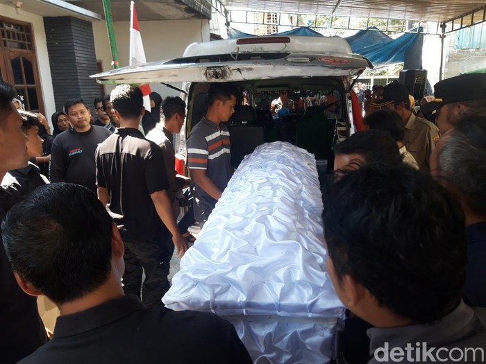 Jenazah pemuda Ngemplak, Boyolali, dibawa ke RSUD Dr Moewardi Solo untuk diautopsi, Selasa (26/8/2025).