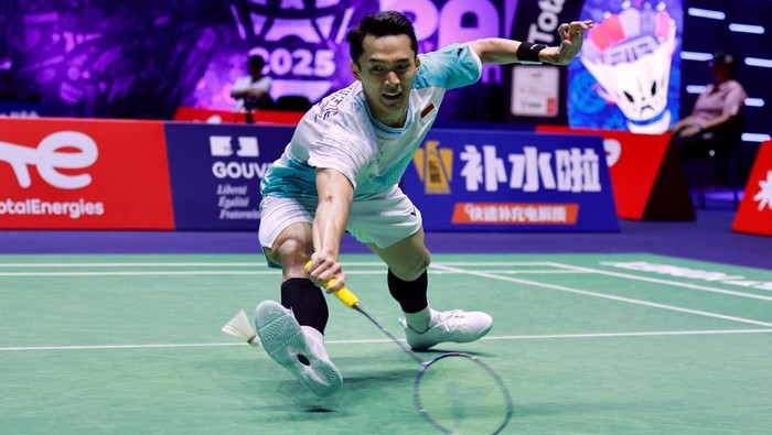 Jonatan Christie beraksi di Kejuaraan Dunia BWF 2025