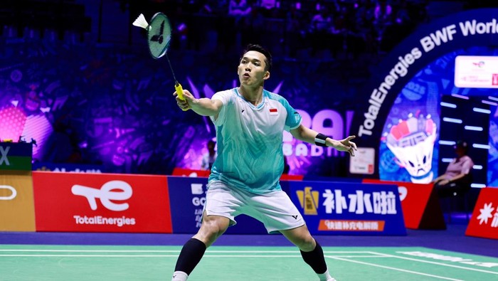 Jonatan Christie beraksi di Kejuaraan Dunia BWF 2025