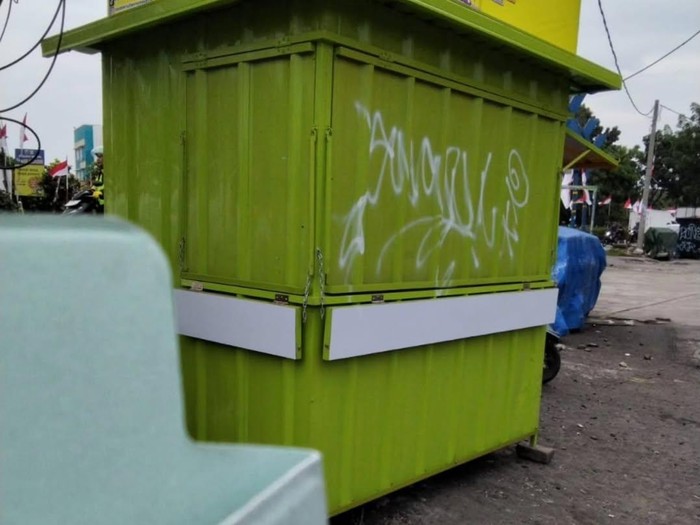Kalina Oktarani Booth es teler Kalina Oktarani jadi korban vandalisme.