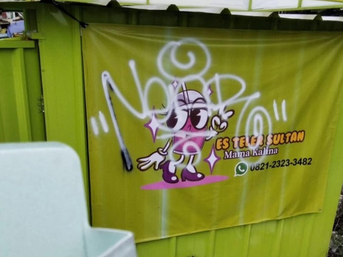Booth es teler Kalina Oktarani jadi korban vandalisme.