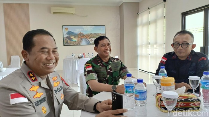 Kapolda NTT Irjen Rudi Darmoko saat diwawancarai detikBali di Kupang, Selasa (26/8/2025).