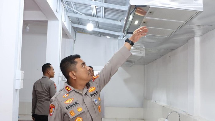 Kapolres Inhil AKBP Farouk Oktora meninjau pembangunan dapur SPPG di Tembilahan, Selasa (26/8/2025).