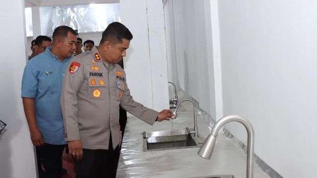 Kapolres Inhil AKBP Farouk Oktora meninjau pembangunan dapur SPPG di Tembilahan, Selasa (26/8/2025).