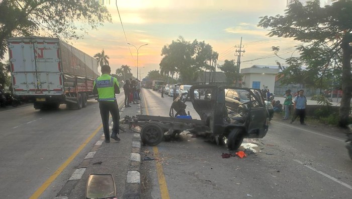 Penampakan motor dan pikap yang menewaskan balita di Jalan Raya Desa Pandanpancur, Kecamatan Deket, Lamongan