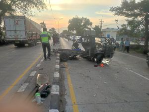 Balita 3 Tahun di Lamongan Tewas Setelah Pikap yang Ditumpangi Tabrak Truk
