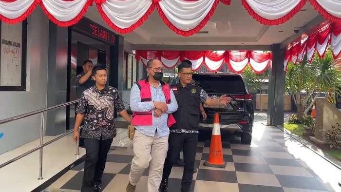 Kejari Surabaya menahan ES, tersangka dugaan korupsi aset PT KAI