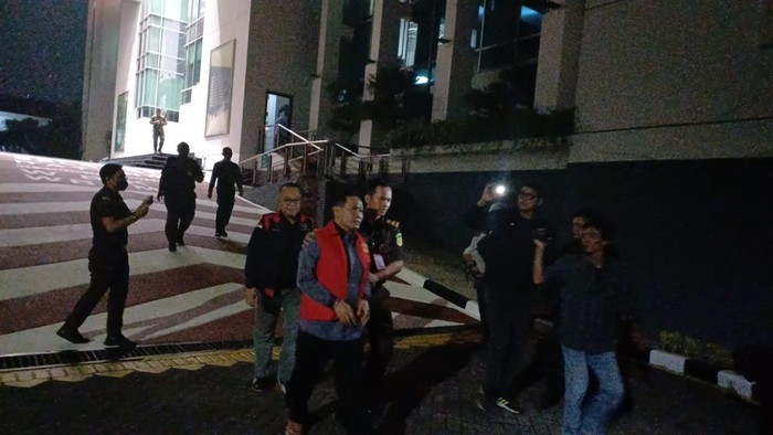 Hudiyono dan JT saat akan digelandang ke Rutan Tipikor Kejati Jatim