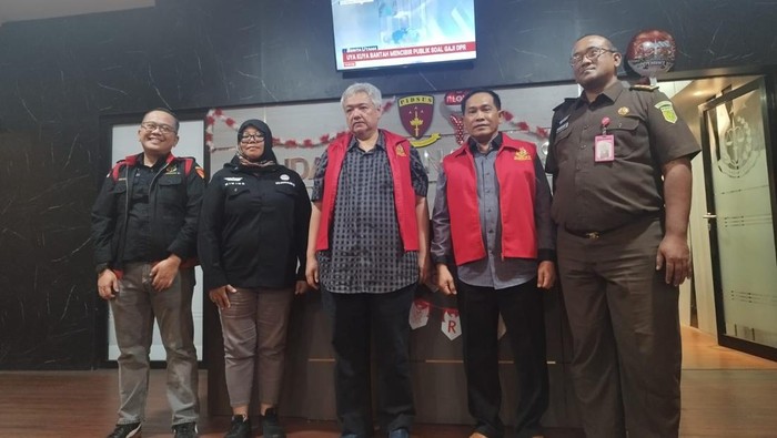 Hudiyono dan JT saat akan digelandang ke Rutan Tipikor Kejati Jatim