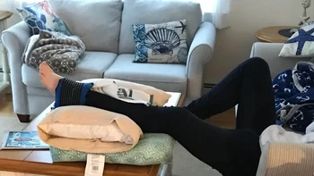 Gak mau kalah, si meng juga mau leyeh-leyeh. Foto: via BrightSide