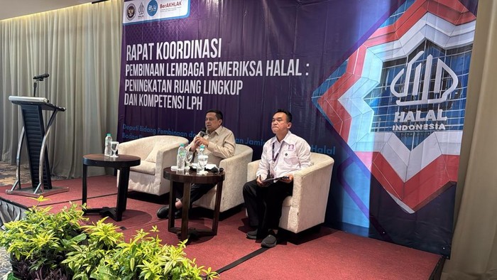 Kepala BPJPH Haikal Hasan dan peserta Halal Expert