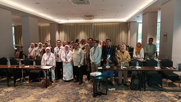 Kepala BPJPH Haikal Hasan dan peserta Halal Expert