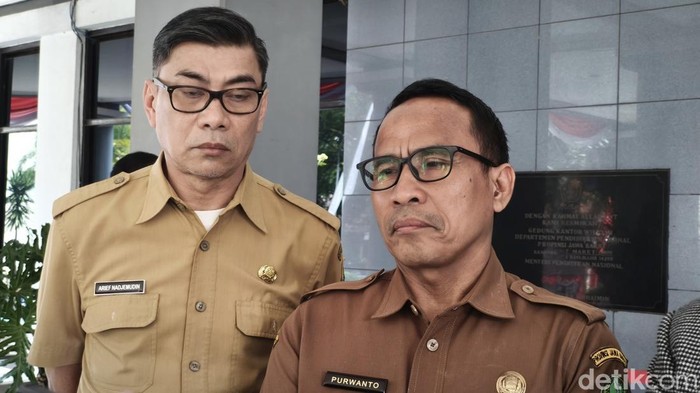 Kepala Dinas Pendidikan Jabar, Purwanto (kanan).