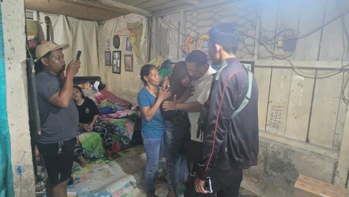 Kepala Satpol PP Surabaya Achmad Zaini saat mendatangi rumah RW