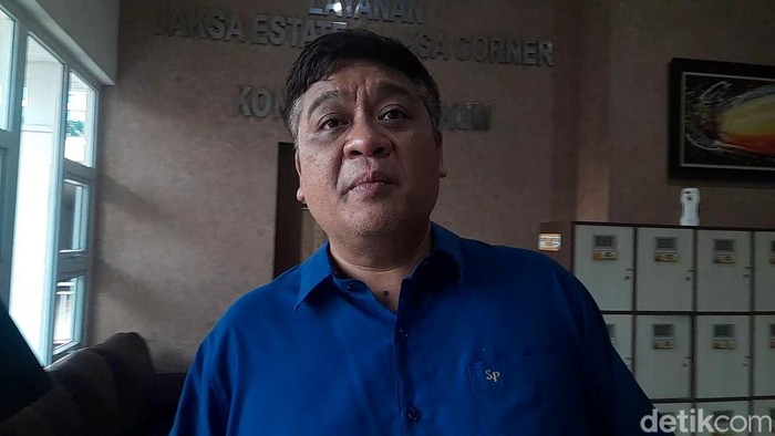 Ketua Komisi 3 DPRD Medan berinisial SP usai diperiksa Tim Penyelidik Kejati Sumut soal dugaan pemerasan (Nizar Aldi/detikSumut)