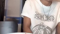 Arya yang merupakan pengusaha singkong sering menggoda sang istri. Contohnya saat ia cicip sayur kangkung seharga Rp 150 ribu yang dijual Pinkan Mambo. Foto: Instagram/TikTok Pinkan Mambo