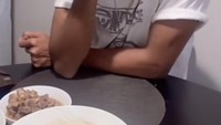 Kalau ini momen Arya tak sabar mencicipi lauk katering yang dijual sang istri. Salah satunya ada menu cumi rica-rica sampai tumis kangkung. Foto: Instagram/TikTok Pinkan Mambo