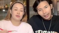Sering live TikTok bersama, di beberapa kesempatan Arya bantu Pinkan menyiapkan bumbu hingga cabai untuk keperluan kateringnya. Foto: Instagram/TikTok Pinkan Mambo