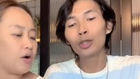 Kalau ini aksi kocak Arya yang mengkomentari bahwa pisang goreng buatan Pinkan keras dan terlalu banyak tepung.  Foto: Instagram/TikTok Pinkan Mambo