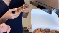 Tak hanya sekali, Arya terlihat mencoba pisang goreng jualan Pinkan berkali-kali. Ia juga menambahkan banyak komentar lucu. Foto: Instagram/TikTok Pinkan Mambo
