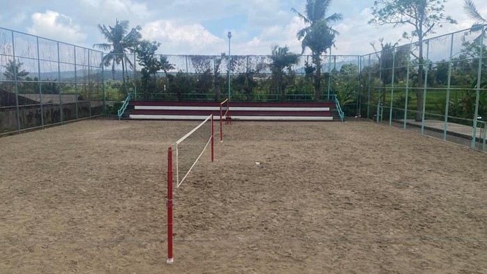 Kondisi lapangan pertandingan voli pasir Porprov Bali XVI 2025 di GOR Gunung Agung, Amlapura, Karangasem, Selasa (26/8/2025). (I Wayan Selamat Juniasa/detikBali)