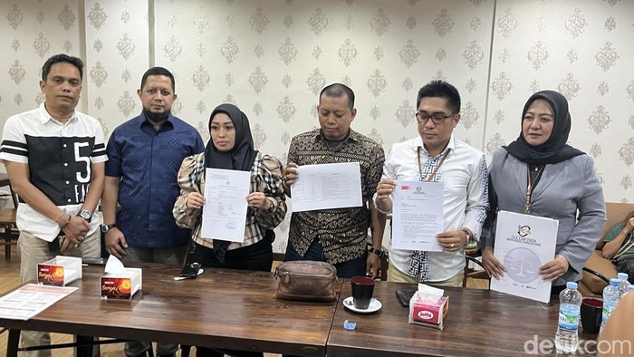 Konferensi pers kuasa hukum Selebgram Makassar NR.