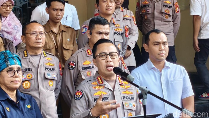 Konferensi pers terkait pengamanan massa aksi demonstrasi di Gedung DPR.