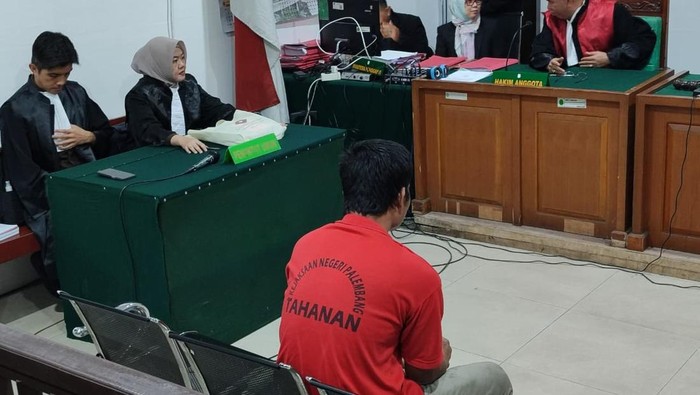 Kurir sabu di Palembang saat mendengar tuntutan hukuman mati dari JPU.