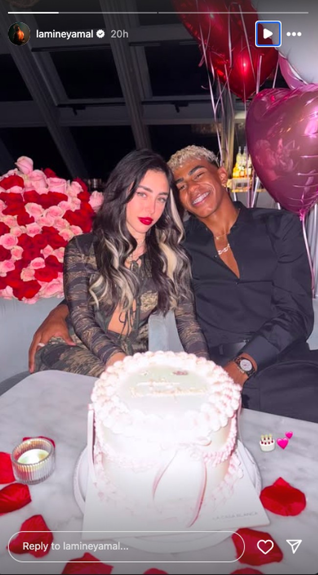 Dalam foto, Yamal dan Nicki terlihat mesra selagi mereka dikelilingi bunga, balon, dan kue yang tampaknya diambil dari acara ulang tahun Nicki. Bahasa tubuh pasangan itu menampakan keduanya lebih dari teman.  Foto: Instagram @lamineyamal