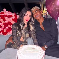 Dalam foto, Yamal dan Nicki terlihat mesra selagi mereka dikelilingi bunga, balon, dan kue yang tampaknya diambil dari acara ulang tahun Nicki. Bahasa tubuh pasangan itu menampakan keduanya lebih dari teman.  Foto: Instagram @lamineyamal